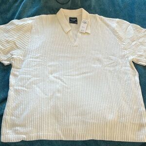 NWT- Knit Men’s T Shirt